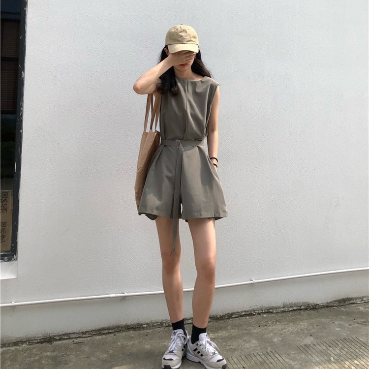 Female model wearing Trenches of Mariana casual sportswear jumpsuit, loose Hong Kong style two-piece streetwear outfit.