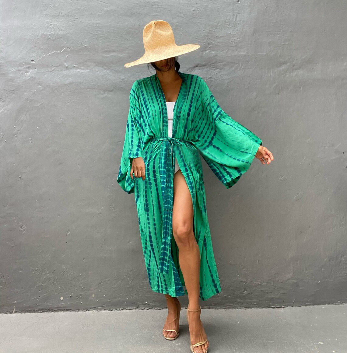 Trenches of Mariana rayon tie-dye beach cover-up for women, sun protection, loose fit, ideal for vacation over swimsuits.