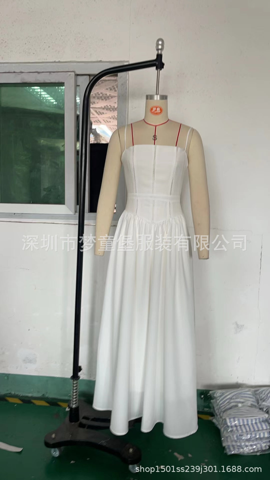 Trenches of Mariana 2025 spring sleeveless printed flared maxi dress with spaghetti straps and waist-cinching design.