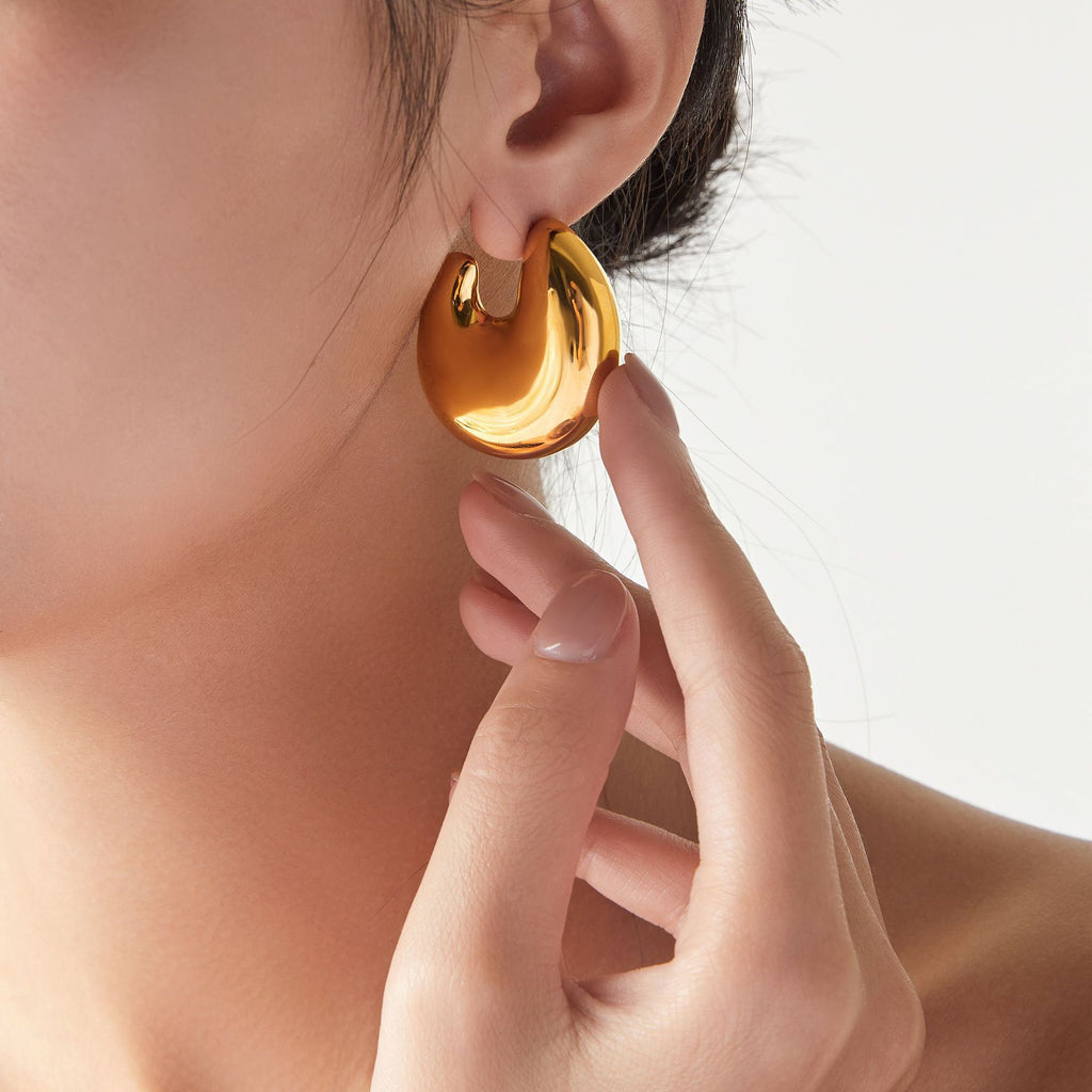 European and American fashion gold geometric C- shaped earrings titanium steel plated 18K gold simple design hollow bright three-dimensional earrings